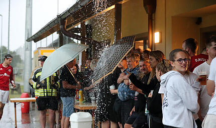 Nach Spielunterbrechung: SV Hallstadt steigt nach 0:5 gegen Sambach ab Am Sportheim sowie in einer Scheune suchten Fans in Oberharnsbach Schutz vor dem Gewitter. Auf dem durchnässten Rasen hatte Hallstadt gegen Sambach keine Chance.