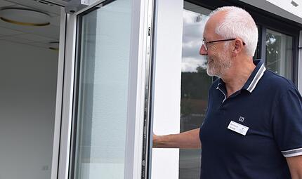 Türen auf und hereinspaziert: Gerhard Steidl konnte schon die ersten Bewohner im neuen „Haus St. Georg“ in Kronach begrüßen. Daniela Pondelicek Türen auf und hereinspaziert: Gerhard Steidl konnte schon die ersten Bewohner im neuen „Haus St. Georg“ in Kronach begrüßen. Daniela Pondelicek