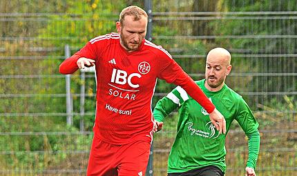 FC Lichtenfels II gegen TSV Heldritt Der Lichtenfelser Fabian Funk (links) schirmt den Ball gegen Philipp Hütter ab.