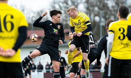 Der Forther Lukas Fett geht mit Effeltrichs Johannes Götz ins Kopfballduell.Forchheim & Fränkische Schweiz Der Forther Lukas Fett geht mit Effeltrichs Johannes Götz ins Kopfballduell.Forchheim & Fränkische Schweiz
