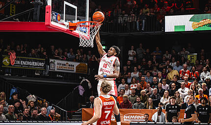 1. Basketball Bundesliga, easyCredit BBL, Saison 2026/2027, Herren, Hauptrunde, 2. Spieltag, 24.09.2026, RASTA Vechta - Bamberg Baskets Mylik Wilson fliegt ein: Der Aufbauspieler überragte mit 14 Punkten, sieben Assists und fünf Steals.
