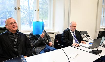 Landgericht Bamberg Raubüberfall Rentweinsdorf Sinti-Clan Rechtsanwalt Franz Xaver Wittl aus München und sein Kollege Michael Zahareas aus Nürnberg mit einem der Angeklagten