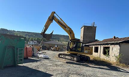 Wohnungsbau Bagger beim Abriss in Höfles
