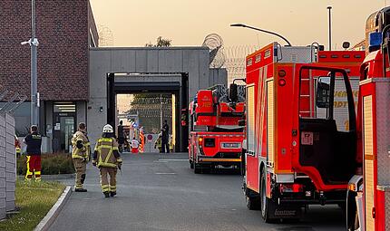 Mehrere Verletzte bei Brand in Abschiebeeinrichtung – Feuerwehr rückt mit Großaufgebot an Am Dienstagabend, 3. Juni, ist in der Abschiebehaftanstalt am Frankenbergweg in Hof ein Brand ausgebrochen. Ein Großaufgebot von Feuerwehr, Rettungsdienst und Polizei rückte an.