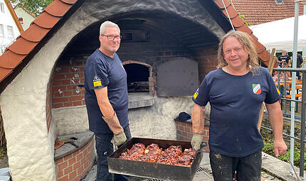 450 Haxen bereiteten die Helfer beim Backofenfest in Rüssenbach zu.Forchheim & Fränkische Schweiz 450 Haxen bereiteten die Helfer beim Backofenfest in Rüssenbach zu.