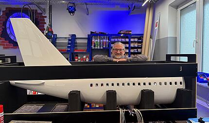 Sein und Schein Dieser Mann verleiht dem Lichtdesign Flügel: Peter Younes entwickelt in seiner Werkstatt Lichtinstallationen unter anderem für die Innenräume von Flugzeugen, Opernbühnen und Museen.