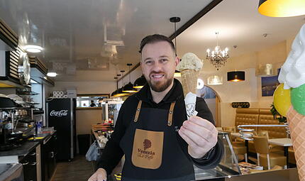 Auch an kalten Tagen verkauft Zeni Vejseli sein Eis im Eis Café Venezia. Auch an kalten Tagen verkauft Zeni Vejseli sein Eis im Eis Café Venezia.
