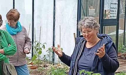 Gartenexpertin Christina Fallenbacher besitzt einen reichhaltigen Erfahrungsschatz, den sie gerne mit Hobbygärtnern teilt. Gartenexpertin Christina Fallenbacher besitzt einen reichhaltigen Erfahrungsschatz, den sie gerne mit Hobbygärtnern teilt.