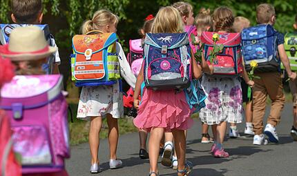 Zum Schulstart in Bayern am Dienstag werden auch wieder viele Erstklässlerinnen und Erstklässler unterwegs sein. Im Landkreis Kitzingen wachsen die Schülerzahlen nach wie vor. Zum Schulstart in Bayern am Dienstag werden auch wieder viele Erstklässlerinnen und Erstklässler unterwegs sein. Im Landkreis Kitzingen wachsen die Schülerzahlen nach wie vor.