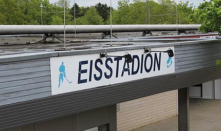 Die Eisaufbereitung im Eisstadion Höchstadt am Kieferndorfer Weg verzögert sich. Die Eisaufbereitung im Eisstadion Höchstadt am Kieferndorfer Weg verzögert sich.