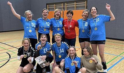 Unser Bild zeigt die erfolgreiche Hammelburger Ü54-Damenmannschaft mit (hinten, von links) Silke Stopper, Sandra Oschmann, Sigi Niemczyk, Kerstin Szyska, Beate Liebschner und Sandi Böhm sowie (vorne, von links) Ute Neumann-Schmidt, Vilma Bindrum, ... Unser Bild zeigt die erfolgreiche Hammelburger Ü54-Damenmannschaft mit (hinten, von links) Silke Stopper, Sandra Oschmann, Sigi Niemczyk, Kerstin Szyska, Beate Liebschner und Sandi Böhm sowie (vorne, von links) Ute Neumann-Schmidt, Vilma Bindrum, ...