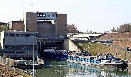 Die Schleuse Erlangen am Main-Donau-Kanal soll ein Neubau ersetzen. Die Schleuse Erlangen am Main-Donau-Kanal soll ein Neubau ersetzen.