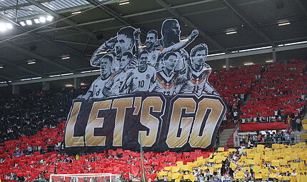 Die deutschen Fans freuen sich offensichtlich schon auf die WM. Beim Spiel in Mainz war nicht alles im TV zu sehen. Die deutschen Fans freuen sich offensichtlich schon auf die WM. Beim Spiel in Mainz war nicht alles im TV zu sehen.