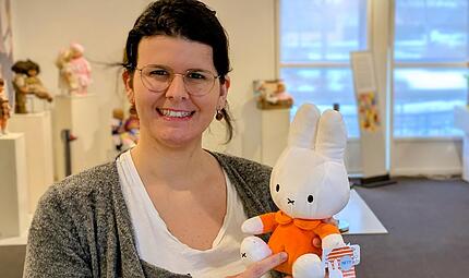 Museumsleiterin Alexandra Taschner mit einer Plüschfigur von Miffy, einer Figur des niederländischen Illustrators Dick Bruna. Museumsleiterin Alexandra Taschner mit einer Plüschfigur von Miffy, einer Figur des niederländischen Illustrators Dick Bruna.