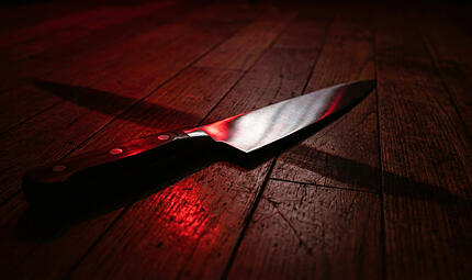 Sharp Kitchen Knife on Wooden Floor with Dramatic Red Light Der Messerstecher vom Kulmbacher Stadtpark muss ins Gefängnis.