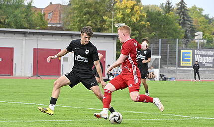 Rene Knie (rotes Trikot) erzielte vom Elfmeterpunkt den entscheidenden Treffer für den FC Coburg. Rene Knie (rotes Trikot) erzielte vom Elfmeterpunkt den entscheidenden Treffer für den FC Coburg.