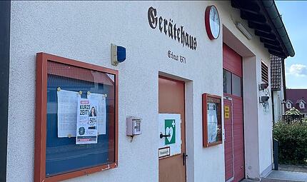 Das besagte Poster wurde am Feuerwehrhaus im Heroldsbacher Ortsteil Poppendorf aufgehängt.Forchheim & Fränkische Schweiz Das besagte Poster wurde am Feuerwehrhaus im Heroldsbacher Ortsteil Poppendorf aufgehängt.