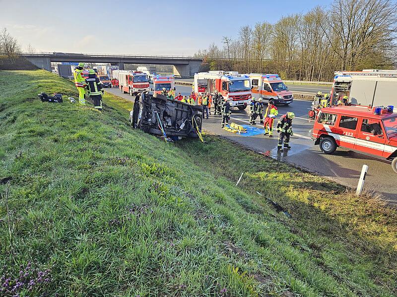 VW-Bus überschlägt sich auf Autobahn – acht Verletzte, darunter sechs Kinder VW-Bus überschlägt sich auf Autobahn – acht Verletzte, darunter sechs Kinder