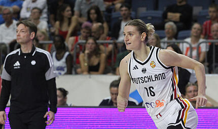 Die Bambergerin Alina Hartmann schaffte es ganz knapp nicht in den finalen WM-Kader von Bundestrainer Olaf Lange (links). Die Bambergerin Alina Hartmann schaffte es ganz knapp nicht in den finalen WM-Kader von Bundestrainer Olaf Lange (links).