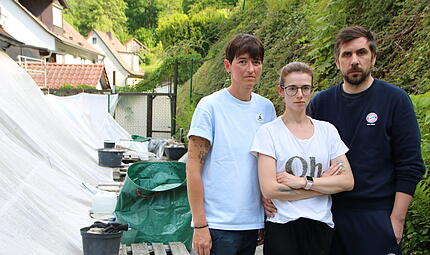 Vor zwei Jahren haben sie in Kulmbach ein Haus gekauft und leben seitdem zwischen Handtüchern und Regenplanen: Birgit Rüdinger, Jennifer Gerst und Florian Gerst. (von links nach rechts). Vor zwei Jahren haben sie in Kulmbach ein Haus gekauft und leben seitdem zwischen Handtüchern und Regenplanen: Birgit Rüdinger, Jennifer Gerst und Florian Gerst. (von links nach rechts).
