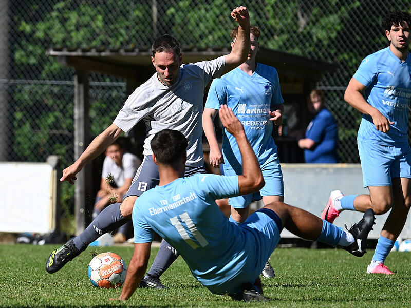 Das Turnier am Samstag in Geschwand: Oliver Seybold (li., Spielertrainer SG Geschwand/Wolfsberg ) im Zweikampf mit Julian Hofmann vom TSV Ebermannstadt. Das Turnier am Samstag in Geschwand: Oliver Seybold (li., Spielertrainer SG Geschwand/Wolfsberg ) im Zweikampf mit Julian Hofmann vom TSV Ebermannstadt.