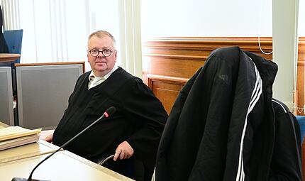 Landgericht Bamberg Kindesmissbrauch eigener Sohn Haßberge Rechtsanwalt Thomas Gärtner aus Bamberg und der Angeklagte kurz vor Beginn des Prozesses.