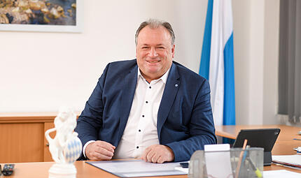 Walter Nussel Walter Nussel (CSU) beschäftigt sich damit, Regularien für Bürger, Unternehmen und Behörden zu vereinfachen. „Wenn wir nicht aufpassen, wird das unser Land irgendwann auf Dauer in die Handlungsunfähigkeit führen“, sagt der Beauftragte für Bürokratieabbau der Bayerischen Staatsregierung.