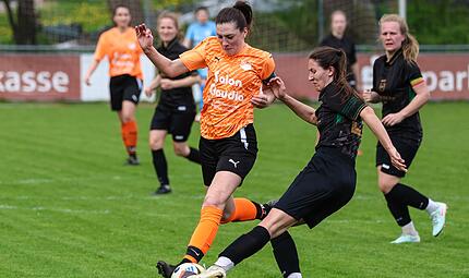 Bayreuths Melissa Moos (schw.) gegen die Reitscher Spielführerin Sandra Neubauer. Bayreuths Melissa Moos (schw.) gegen die Reitscher Spielführerin Sandra Neubauer.