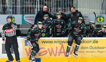 Höchstadt Alligators fahren zu Bayreuth Tigers Dünn ist die Bank der Alligators, doch neben Trainer Morgan Persson (oben links) ist Sportvorstand Jörg Schobert (oben rechts) eine Konstante des HEC.