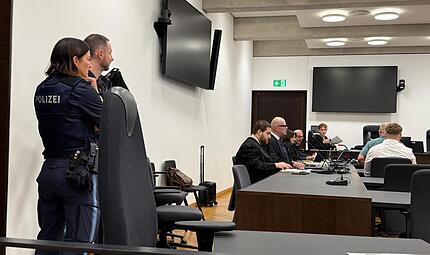 Landgericht Nürnberg Die Angeklagten und ihre Verteidiger: Zwei Männer müssen sich vor dem Landgericht Nürnberg-Fürth wegen versuchten Mordes verantworten.