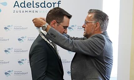 Karsten Fischkal übergibt die Amtskette. Karsten Fischkal übergibt die Amtskette.