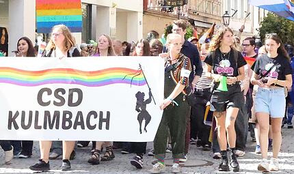 Ein langer Demonstrationszug zieht durch die Stadt: Mehrere hundert Menschen setzen sich für Vielfalt ein. Ein langer Demonstrationszug zieht durch die Stadt: Mehrere hundert Menschen setzen sich für Vielfalt ein.