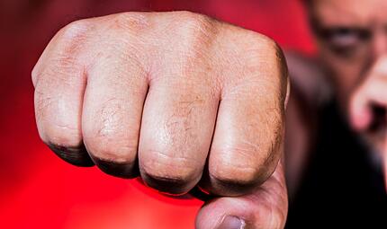 Zu einer Massenschlägerei mit etwa 14 Beteiligten am Samstagmorgen am Grünen Markt sucht die Polizei noch Zeugen. Zu einer Massenschlägerei mit etwa 14 Beteiligten am Samstagmorgen am Grünen Markt sucht die Polizei noch Zeugen.