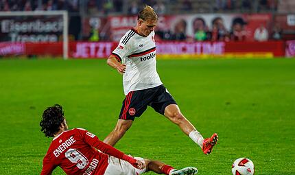 FC Energie Cottbus - 1. FC Nürnberg Eric Porstner (weißes Trikot, gegen den Cottbuser Lucas Copado) bereitete den Nürnberger 1:1-Ausgleichstreffer vor.