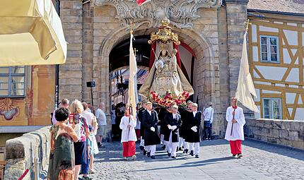 So bewegend war die Marienprozession durch die Bamberger InnenstadtSo bewegend war die Marienprozession durch die Bamberger Innenstadt So bewegend war die Marienprozession durch die Bamberger Innenstadt