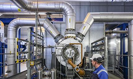 Ein Arbeiter kontrolliert den Verdichter eines Untergrund-Gasspeichers in Sachsen-Anhalt. Ein Arbeiter kontrolliert den Verdichter eines Untergrund-Gasspeichers in Sachsen-Anhalt.