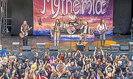 „Mythemia“ spielte am Freitag neben Folk und Rock eine Version des irischen Volksliedes „Whiskey in the Jar“ beim Schlosshoffestival in Höchstadt. „Mythemia“ spielte am Freitag neben Folk und Rock eine Version des irischen Volksliedes „Whiskey in the Jar“ beim Schlosshoffestival in Höchstadt.