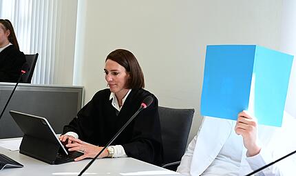 Landgericht Bamberg Drogenhandel Snapchat Samurai-Schwert Rechtsanwältin Sandra Rothschild aus Nürnberg und der junge Angeklagte im Gerichtssaal.
