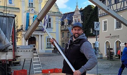 Bastian Schuhmann, hier beim Aufbau der Kulma-Alm 2022, will von November bis Januar am Marktplatz wieder eine Attraktion bieten. Bastian Schuhmann, hier beim Aufbau der Kulma-Alm 2022, will von November bis Januar am Marktplatz wieder eine Attraktion bieten.