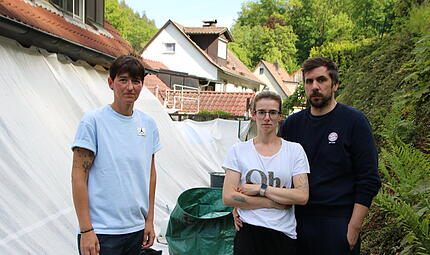 Während des Rechtsstreites durften Birgit Rüdinger, Jennifer Gerst und Florian Gerst ihre Terrasse nicht selbst sanieren - also versuchen sie den Wasserschaden mit einer 12 Meter langen Plane in Schach zu halten. Während des Rechtsstreites durften Birgit Rüdinger, Jennifer Gerst und Florian Gerst ihre Terrasse nicht selbst sanieren - also versuchen sie den Wasserschaden mit einer 12 Meter langen Plane in Schach zu halten.