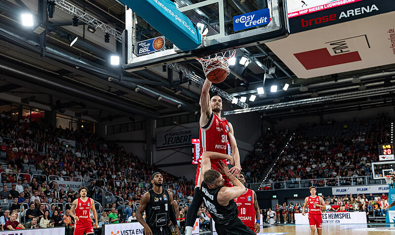 Die spektakulärste Aktion des Spiels: Baskets-Center Daniel Keppeler verewigt Jonas Wohlfarth-Bottermann auf dem Poster. Die spektakulärste Aktion des Spiels: Baskets-Center Daniel Keppeler verewigt Jonas Wohlfarth-Bottermann auf dem Poster.