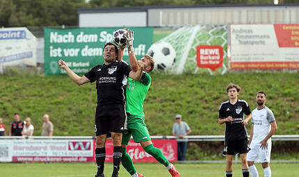 Leon Schmitt, Torwart des FC Eintracht Erlach, versucht den Ball vor dem zweifachen Reckendorfer Torschützen Stefan Herl zu sichern. Leon Schmitt, Torwart des FC Eintracht Erlach, versucht den Ball vor dem zweifachen Reckendorfer Torschützen Stefan Herl zu sichern.