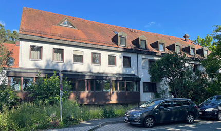 Unterkunft für Asylsuchende am Eichenplatz in Bubenreuth Ende Juli wird die Unterkunft für Asylsuchende am Eichenplatz in Bubenreuth geschlossen. Bis 2021 betrieb der Caritasverband für die Erzdiözese Bamberg hier noch ein Alten- und Pflegeheim.