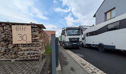 Eng geht es in Stangenroths Ortsdurchfahrt zu. Die Anwohner bitten mit Schildern, dass Tempo 30 eingehalten wird. Eng geht es in Stangenroths Ortsdurchfahrt zu. Die Anwohner bitten mit Schildern, dass Tempo 30 eingehalten wird.