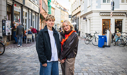 Jackie und Anna Pauker Jackie (rechts) und Anna Pauker in der Austraße in Bamberg. Das Ehepaar will in der Domnstadt ein Café eröffnen.