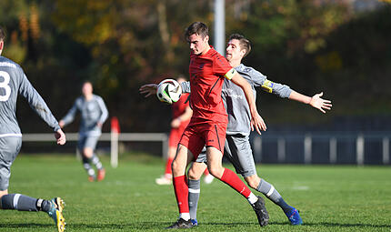 Jan Weiß vom TV Ebern setzt sich gegen Dominik Endres vom SC Kemmern durch. Jan Weiß vom TV Ebern setzt sich gegen Dominik Endres vom SC Kemmern durch.