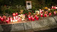 Trauer im September 2023: Die Anteilnahme nach dem tödlichen Messerangriff in der Würzburger Haugerpfarrgasse war groß, nun beginnt der Prozess am Landgericht. Trauer im September 2023: Die Anteilnahme nach dem tödlichen Messerangriff in der Würzburger Haugerpfarrgasse war groß, nun beginnt der Prozess am Landgericht.