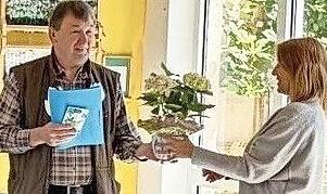 Die Verabschiedung an Riedenbergs Grundschule rührte den ehemaligen Bürgermeister Roland Römmelt sehr. Die Verabschiedung an Riedenbergs Grundschule rührte den ehemaligen Bürgermeister Roland Römmelt sehr.