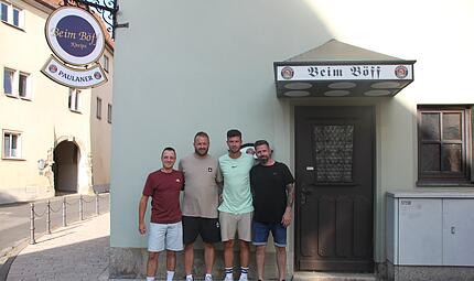 Marco Nöth, Matthias Barthelmes, Manuel Wolf und Tim Krais stehen vor dem Böff in Münnerstadt Marco Nöth, Matthias Barthelmes, Manuel Wolf und Tim Krais stehen vor dem Böff in Münnerstadt