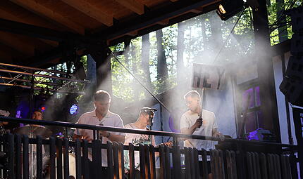 Eine verrauchte Bühne am Forchheimer Annafest. Aufgrund der hohen Waldbrandgefahr ist das Rauchen auf dem Annafest derzeit verboten.Bildergalerie 3: Annafest-Anstich 2026 Eine verrauchte Bühne am Forchheimer Annafest. Aufgrund der hohen Waldbrandgefahr ist das Rauchen auf dem Annafest derzeit verboten.